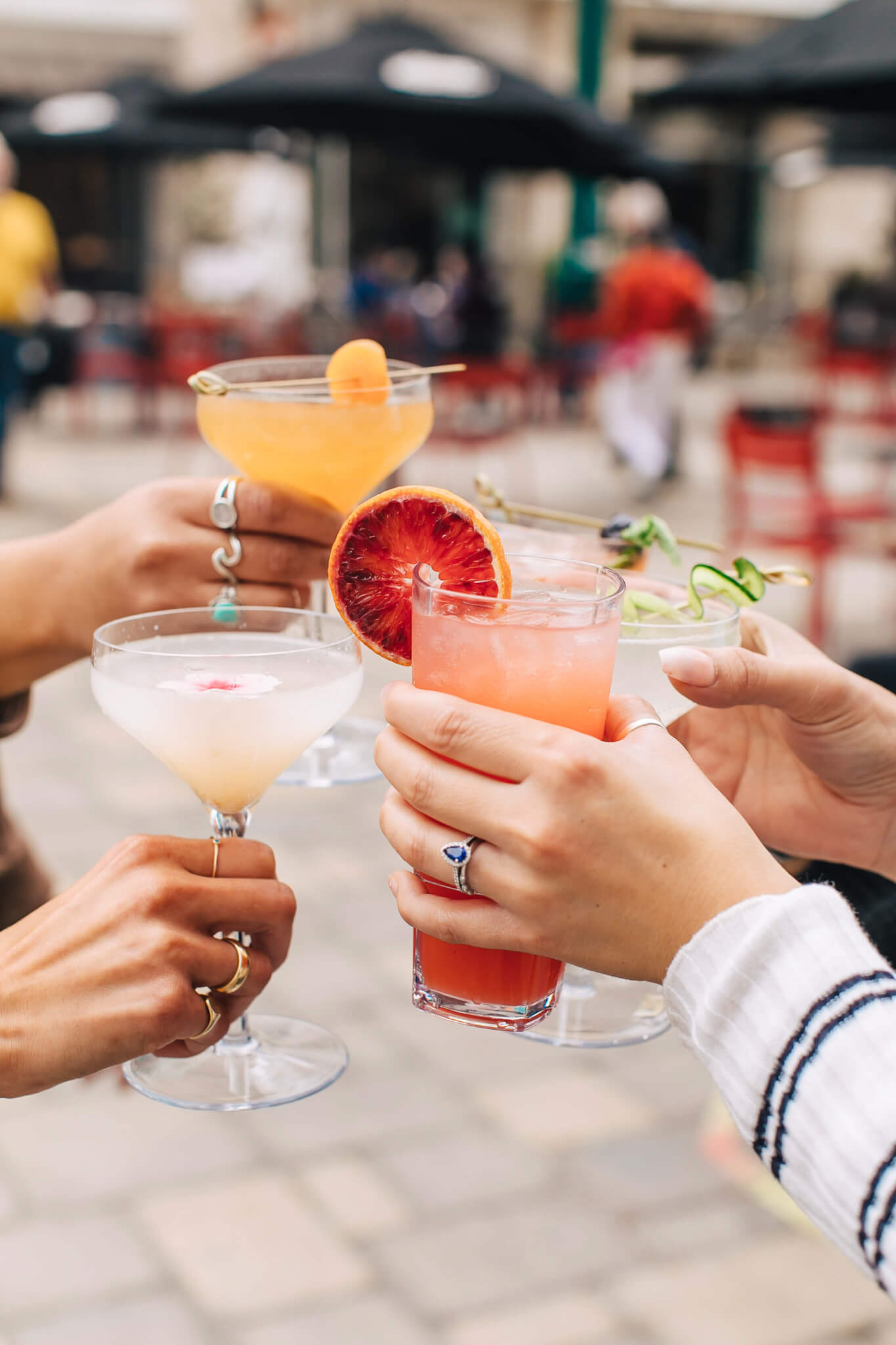 Mix of indoor and semi-outdoor drinking spaces
