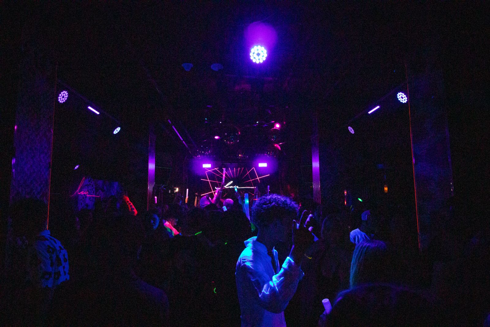 Electric Atmosphere and Artistic Immersion