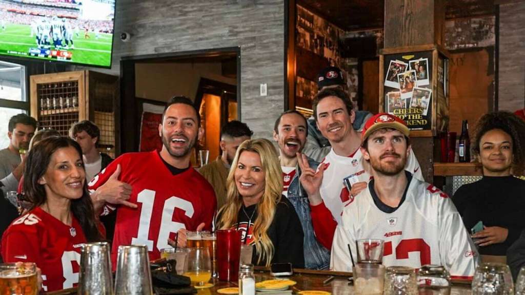 Game Day Gatherings for Fans in Local Sports Bars